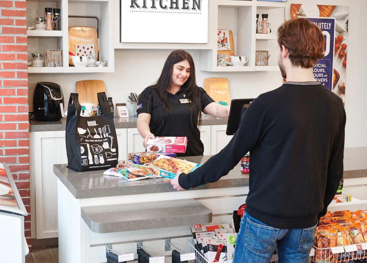 A Meal Advisor helping a customer